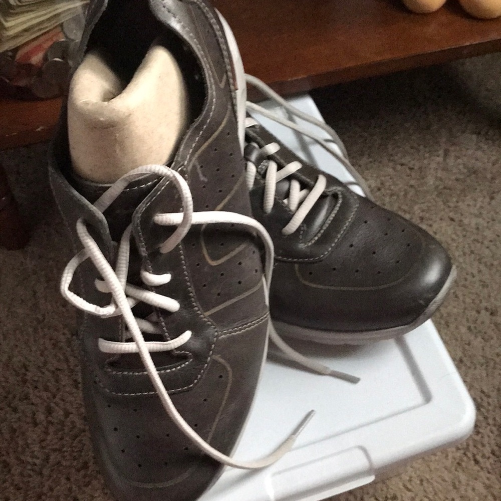 Shoes - Picture 3 of 4